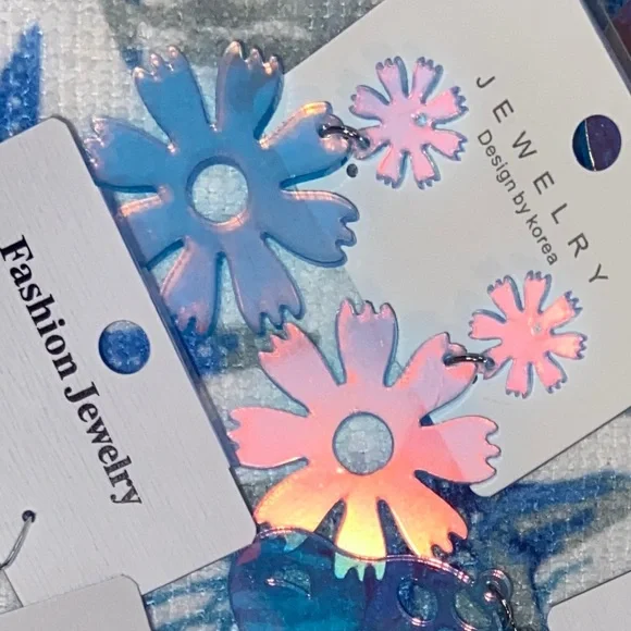 New Fun Blueish Floral Statement Earrings- Color Changes w/Lighting & Clothing🩵 - Picture 5 of 8